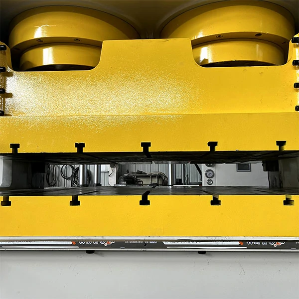 1000 Ton Dual Cylinder Hydraulic Press with Closed-Loop System 2 1000 ton dual cylinder hydraulic press with synchronized cylinders and large worktable