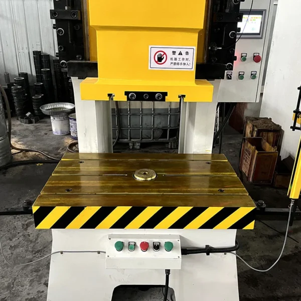 125-ton-hydraulic-press-worktable-ejector-cylinder Worktable of 125 ton hydraulic press machine with ejector cylinder for precision stamping