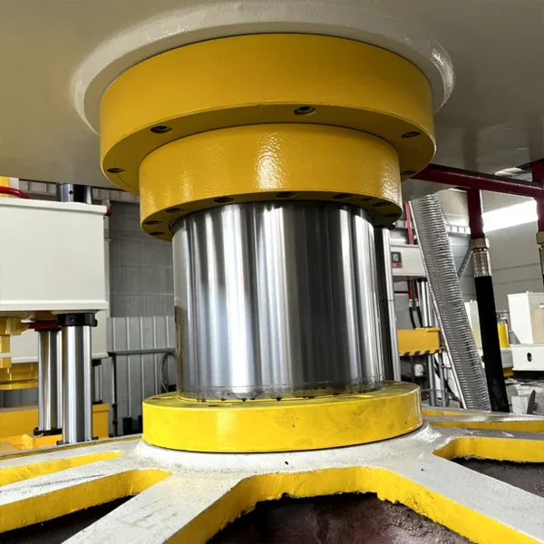 200 ton four column hydraulic press main cylinder closeup rated for 200 tons force output