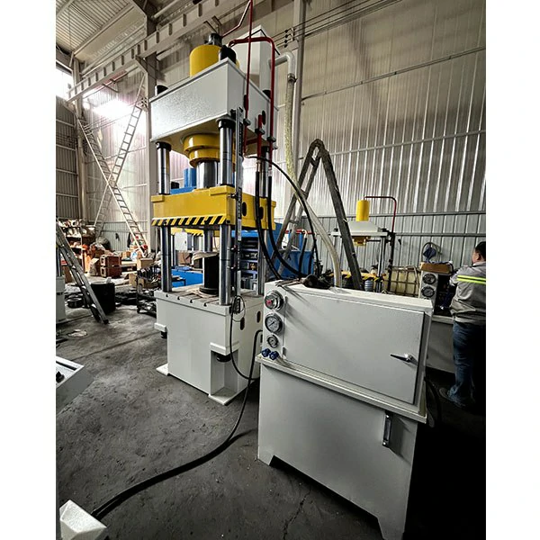 315-ton-four-column-hydraulic-press-right-side-view Right side view of the 315 ton three beam four column hydraulic press, highlighting the column guide clearance and machine footprint.