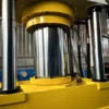 315-ton-hydraulic-press-main-cylinder-closeup Close-up of the single 315-ton main hydraulic cylinder and piston rod, ensuring centered pressing force and slide parallelism.