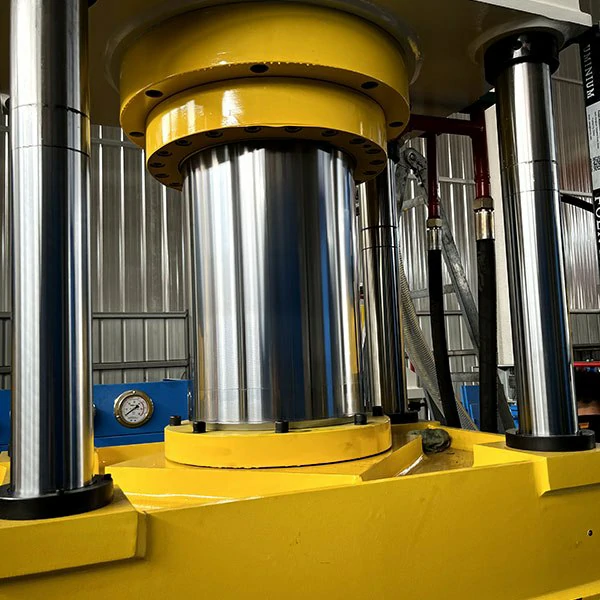 315-ton-hydraulic-press-main-cylinder-closeup Close-up of the single 315-ton main hydraulic cylinder and piston rod, ensuring centered pressing force and slide parallelism.