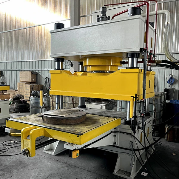 500-ton-four-column-press-right-side-view right side view of industrial 500 ton hydraulic press