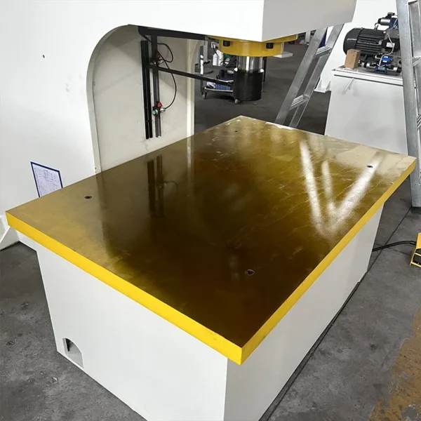 c-frame-hydraulic-press-machine-worktable-detail Large worktable of C frame hydraulic press machine for sheet metal pressing and precision forming