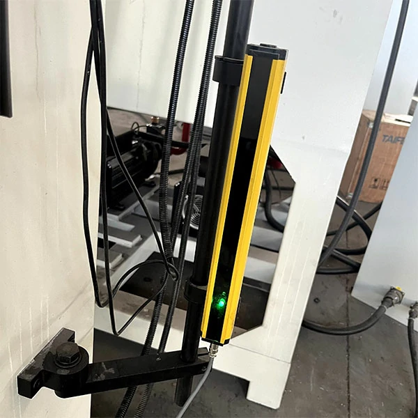 315-ton-closed-frame-hydraulic-press-light-curtain-safety-system Light curtain safety system on 315 ton closed frame hydraulic press