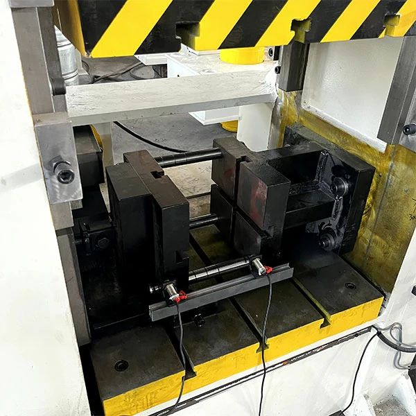 315-ton-closed-frame-hydraulic-press-worktable-close-up 700mm x 800mm worktable of 315 ton closed frame hydraulic press