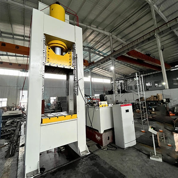 630 Ton Closed Frame Hydraulic Press for Heavy Composite and Metal Forming 2 630 ton closed frame hydraulic press side profile view